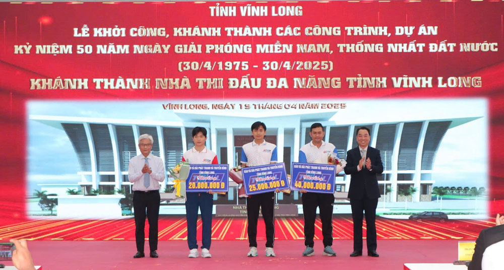Ông Lữ Quang Ngời- Phó Bí thư Tỉnh ủy, Chủ tịch UBND tỉnh và ông Lê Thanh Tuấn- Tỉnh ủy viên, Giám đốc Báo và Đài Phát thanh- Truyền hình tỉnh Vĩnh Long biểu dương, khen thưởng các HLV, VĐV ĐT cầu mây của tỉnh đạt thành tích cao tại giải quốc tế.
