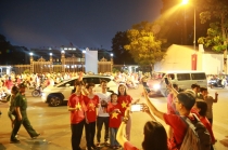 Người dân đổ ra đường chung niềm vui trước ngày đại lễ