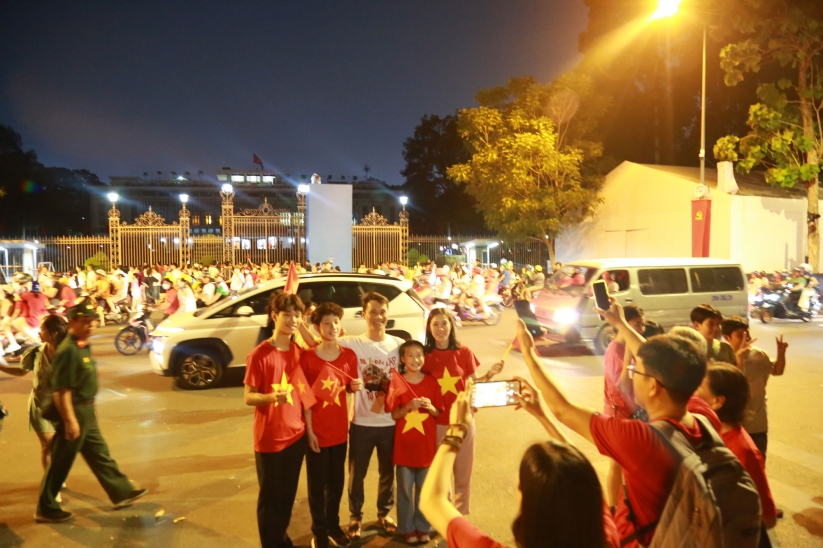 Người dân đổ ra đường chung niềm vui trước ngày đại lễ