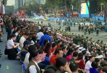 Dòng người đổ về trung tâm TP Hồ Chí Minh xem diễu binh, diễu hành