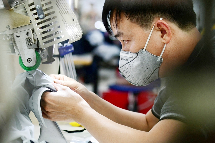 Công nhân làm việc tại một nhà máy may mặc ở Hà Nội - Ảnh: AFP
