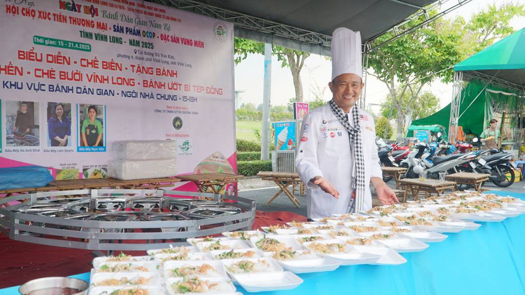 Nghệ nhân văn hóa ẩm thực Nhật Trường chế biến bánh ướt bì tép đồng, một trong những đặc sản Nam Bộ.
