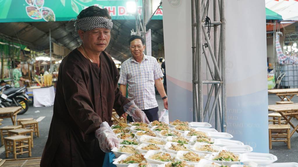 Đầu bếp Trần Phước Thuận chuẩn bị 500 phần bánh phục vụ khách tham quan.