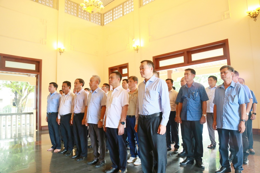 Ban Nội chính Trung ương đến viếng Khu lưu niệm Thủ tướng Chính phủ Võ Văn Kiệt.
