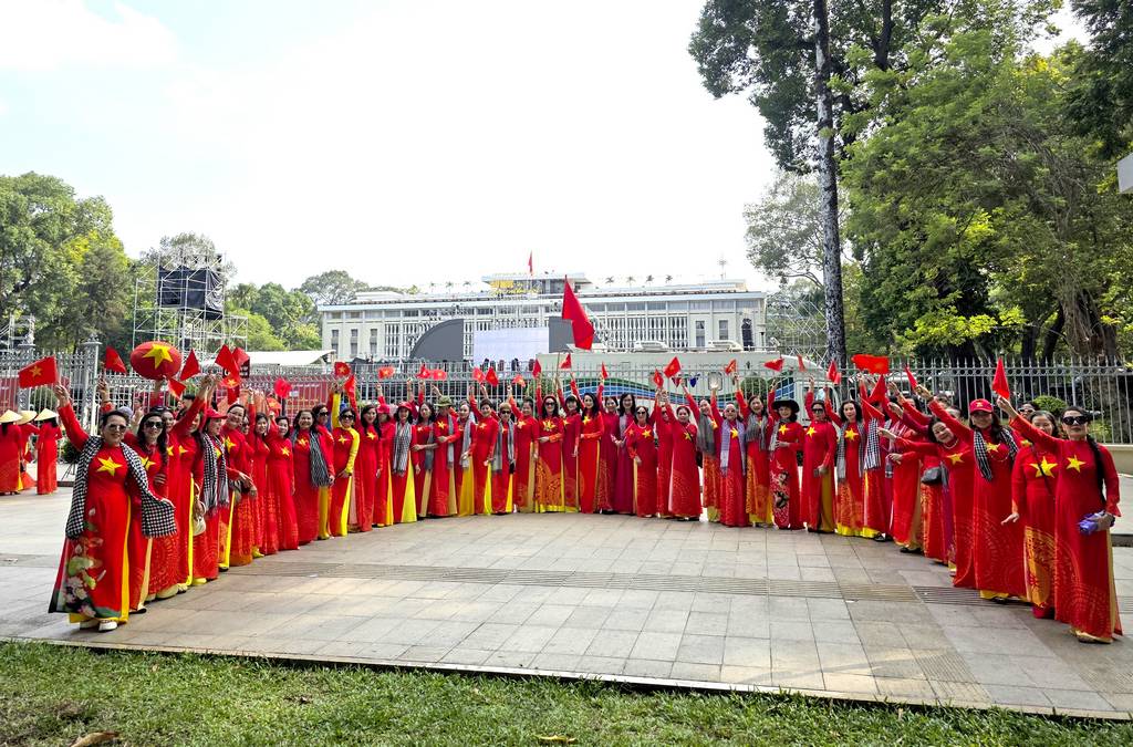 Không khí trước Dinh Độc Lập những ngày này rực rỡ cờ hoa. 