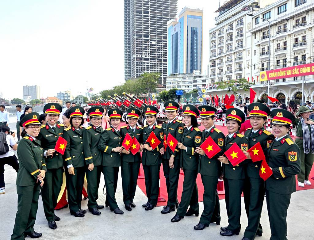  Đông đảo người dân về bến Bạch Đằng (Quận 1) chờ xem màn tập luyện bắn đại bác của Lữ đoàn Pháo binh 96.
