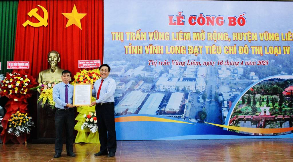 Đồng chí Phạm Minh Hoàng- Tỉnh ủy viên, Phó Bí thư Đảng ủy UBND tỉnh trao Quyết định của Bộ Xây dựng công nhận TT Vũng Liêm mở rộng đạt tiêu chí ĐT loại IV.