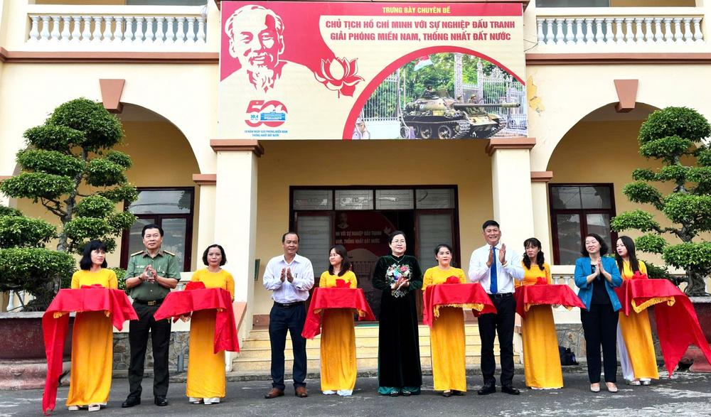 Đại biểu cắt băng khai mạc triển lãm.