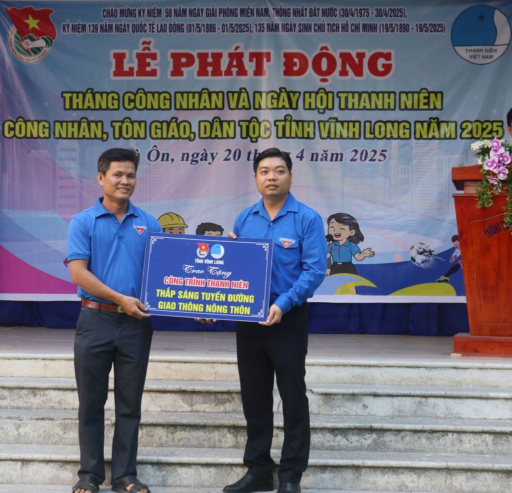 Trao bảng tượng trưng hỗ trợ  công trình thanh niên “Thắp sáng tuyến đường giao thông nông thôn”.