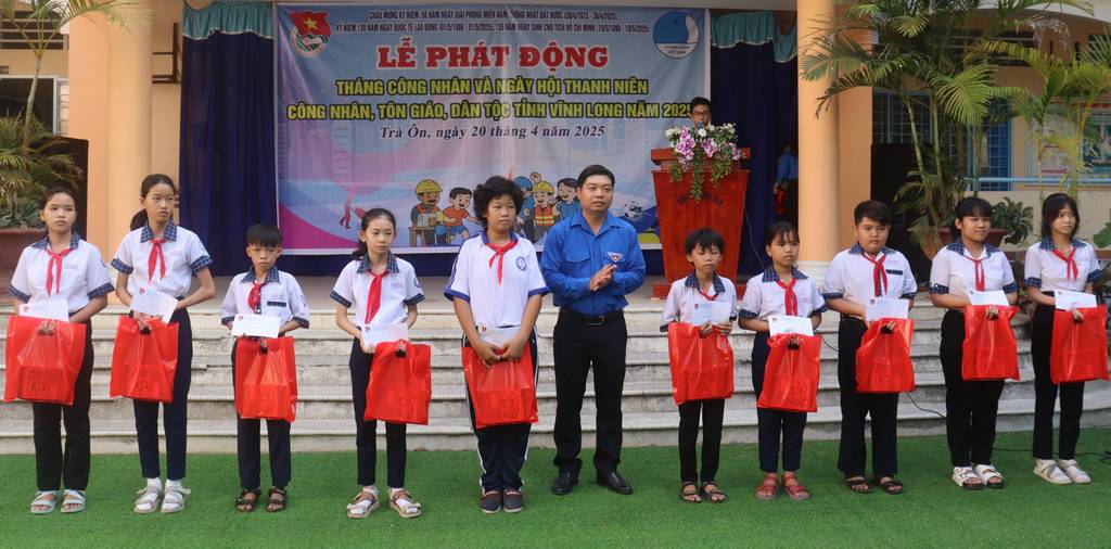 Tặng 10 phần quà cho học sinh dân tộc có hoàn cảnh khó khăn.