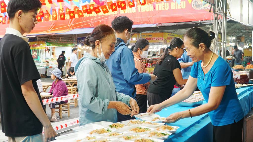 Hàng trăm món bánh thơm ngon, thu hút du khách tại ngày hội.
