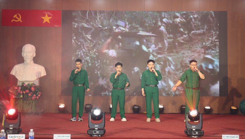 Các đội tham gia với nhiều tiết mục đặc sắc ca ngợi về Bác Hồ kính yêu, tinh thần cách mạng kiên trung.
