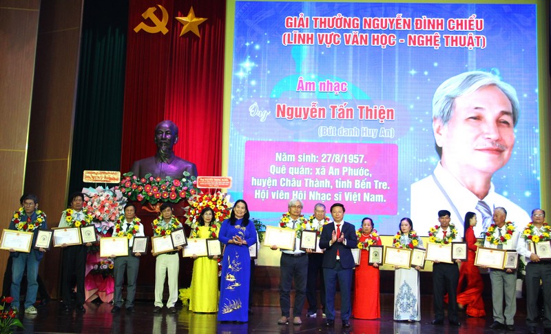 Khen thưởng cho các cá nhân đạt giải thưởng Nguyễn Đình Chiểu.