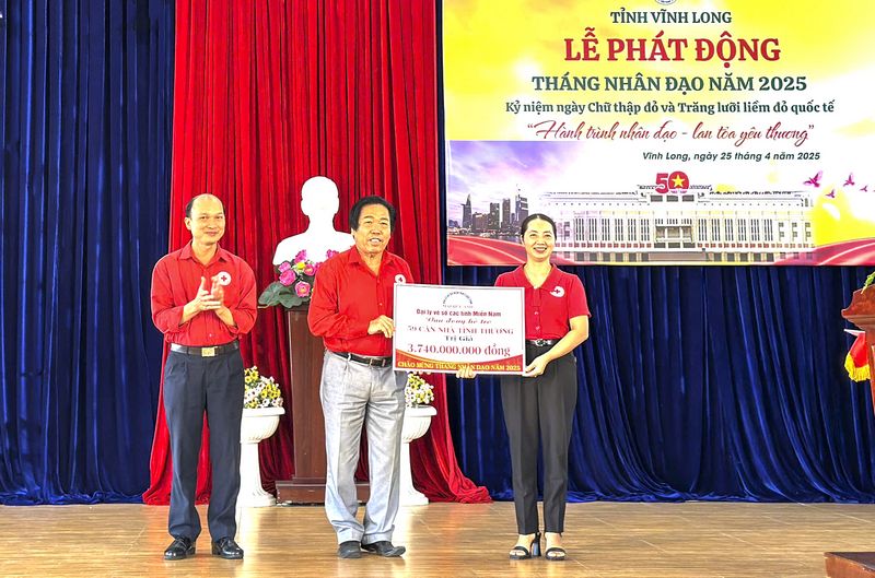 Ông Mai Hữu Ánh- Đại lý vé số các tỉnh miền Nam đã vận động xây 59 căn nhà tình thương, trị giá 3 tỷ 740 triệu đồng.