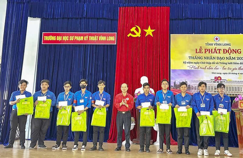 Trao học bổng cho học sinh vượt khó, học giỏi. 
