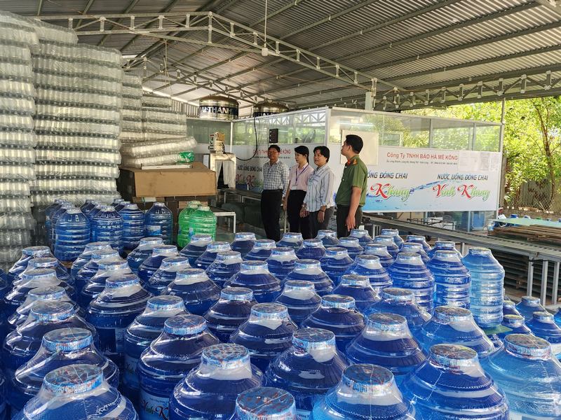 Kiểm tra cơ sở sản xuất nước uống đóng bình trên địa bàn xã Long Mỹ (huyện Mang Thít).
