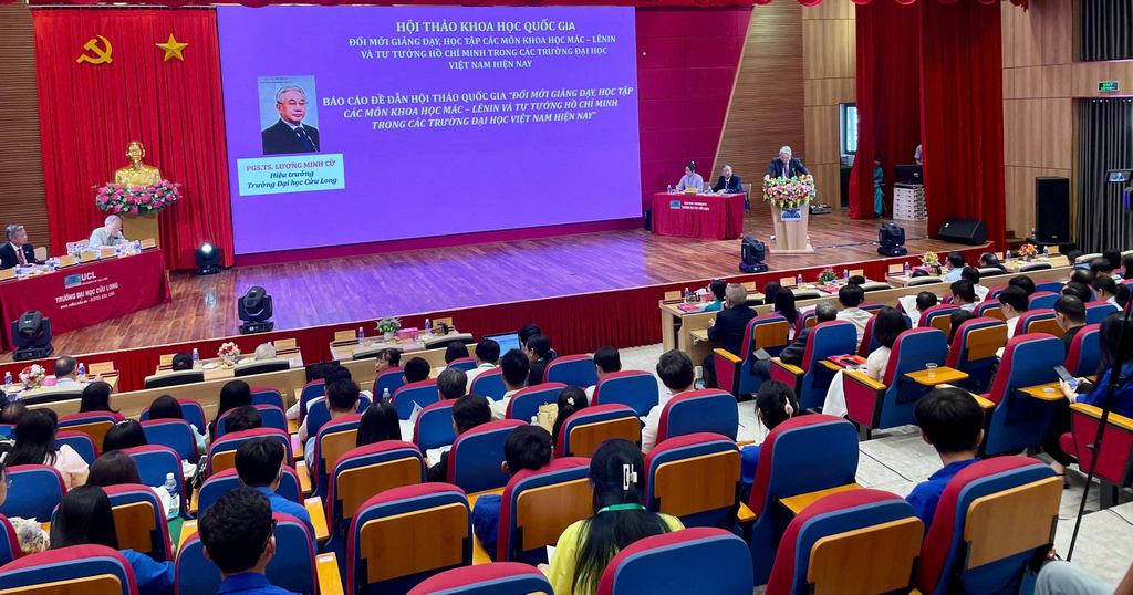 Đại biểu trình bày tham luận, đóng góp cho việc dạy học môn Khoa học Mác - Lênin và tư tưởng Hồ Chí Minh.
