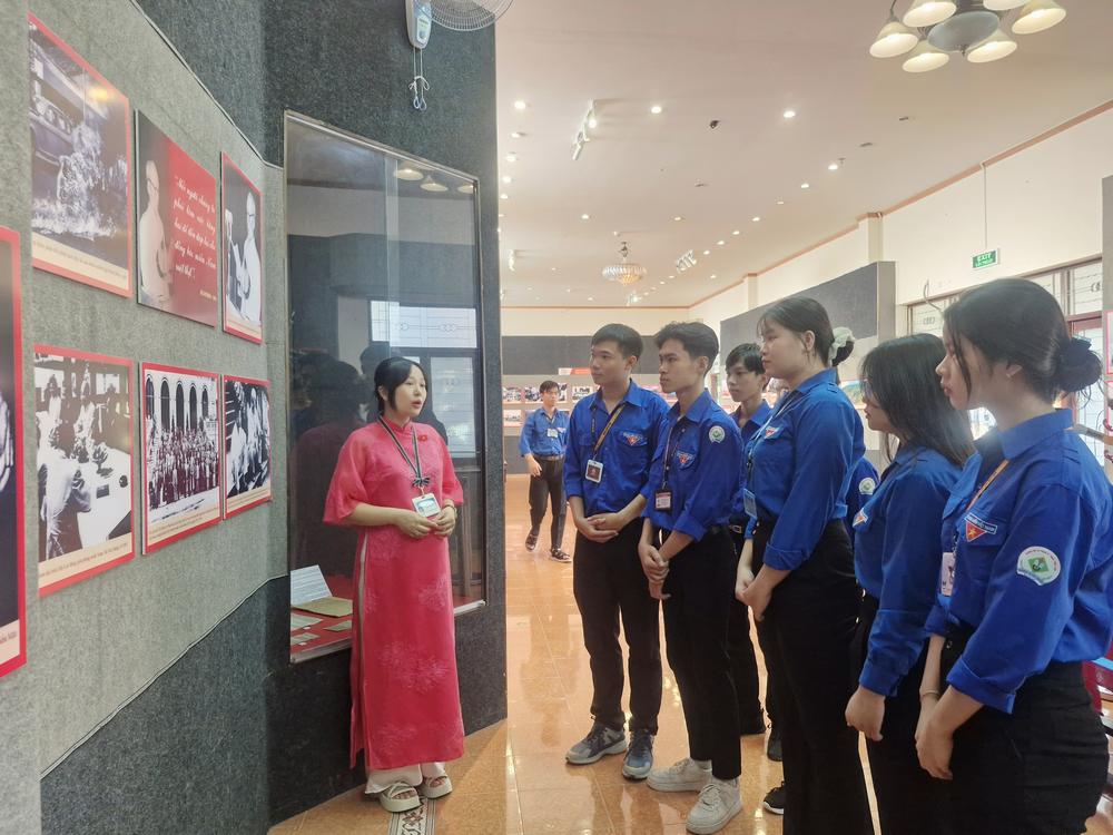 Triển lãm thu hút người dân đến tham quan. 