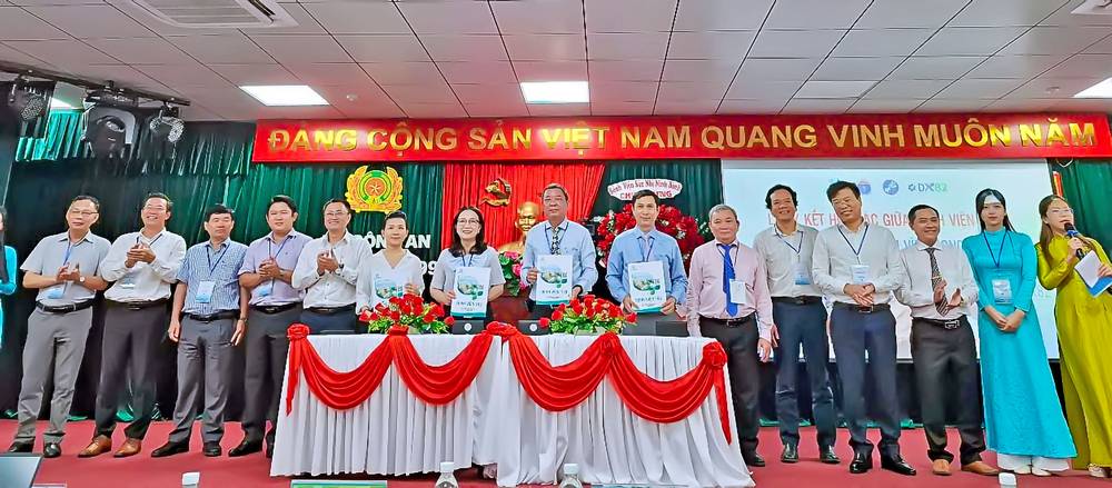 Lễ ký kết hợp tác giữa Bệnh viện 199 và các đối tác chiến lược như Sở Y tế tỉnh Vĩnh Long, Công ty Titan Data Analytics và Công ty DX82, tạo nền tảng quan trọng để thúc đẩy mạnh mẽ quá trình chuyển đổi số.

