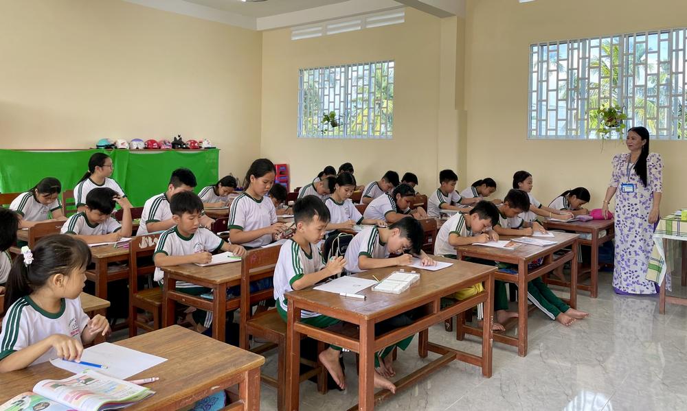 Phòng học được kiên cố hóa, nhiều trường mới khang trang, sạch đẹp.