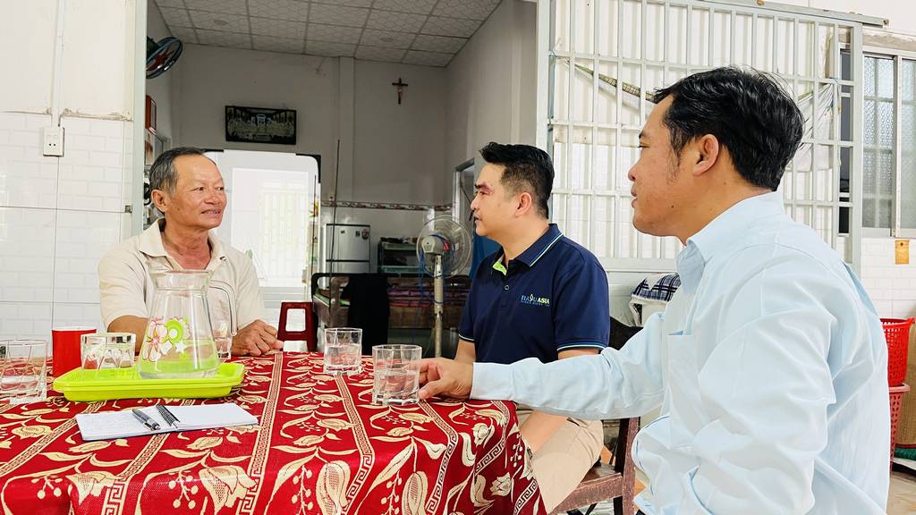 Gia đình ông Bùi Thanh Hùng phấn khởi khi đại diện Công ty Hasu Asia đến thăm hỏi, động viên, sau khi con trai ông sang Nhật làm việc được 6 tháng.


