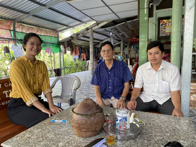 Ông Bảy Dựng kể cho chúng tôi nghe về Bưng Sẩm và trách nhiệm “phải lo cho dân”.
