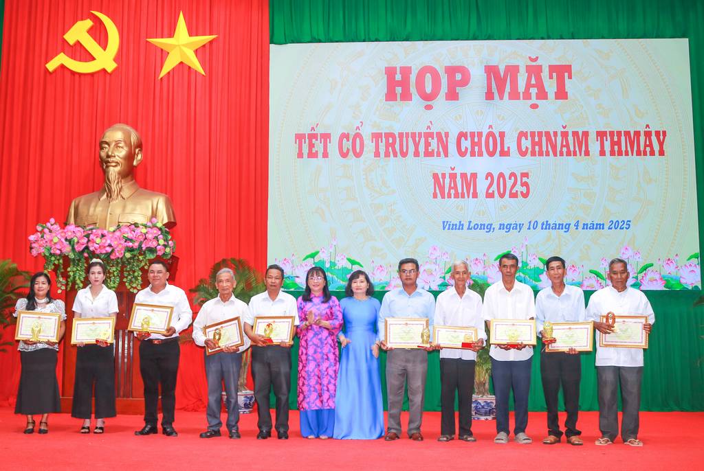 Lãnh đạo tỉnh trao bằng khen cho các cá nhân có thành tích đóng góp cho sự nghiệp xây dựng khối đại đoàn kết toàn dân tộc trên địa bàn tỉnh.

