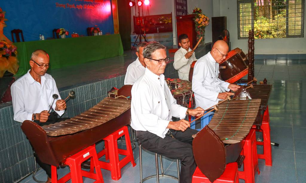 Vĩnh Long chú trọng phát huy bản sắc văn hóa đồng bào dân tộc thiểu số. Trong ảnh: Đồng bào Khmer trình diễn nhạc ngũ âm.
