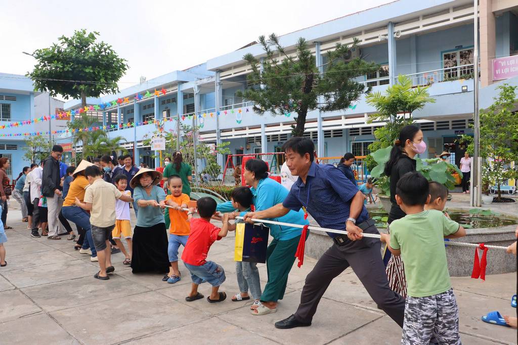 Tham dự mít tinh, trẻ đang học tại trung tâm được nhận quà và được hướng dẫn tham gia các trò chơi vận động.

