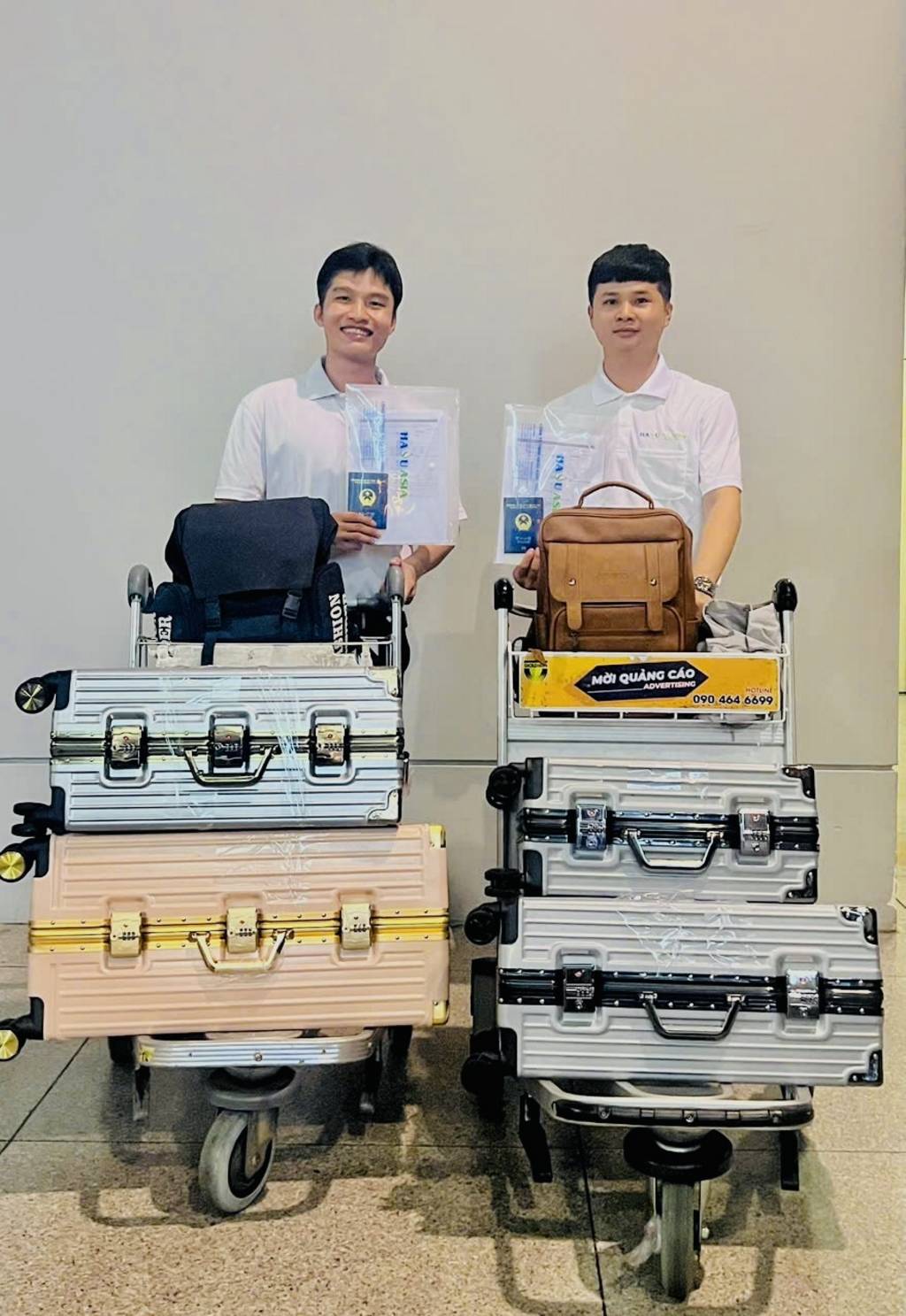 Bạn Bùi Quang Huy (bìa trái) cùng một bạn thực tập sinh khác trong ngày xuất cảnh sang Nhật Bản làm việc.
