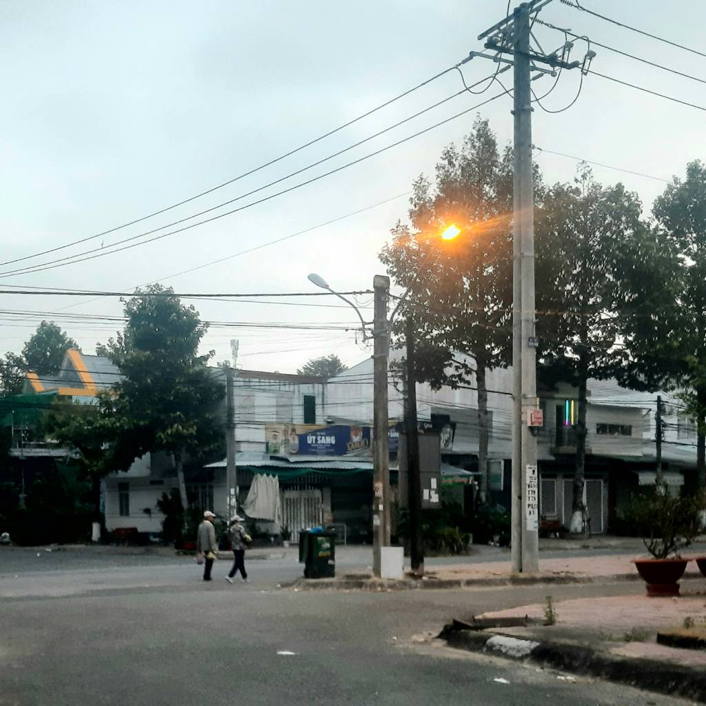 Ảnh chụp lúc 5 giờ 40 phút ngày 10/4/2025 tại một khu dân cư thuộc phường Trường An (TP Vĩnh Long).
