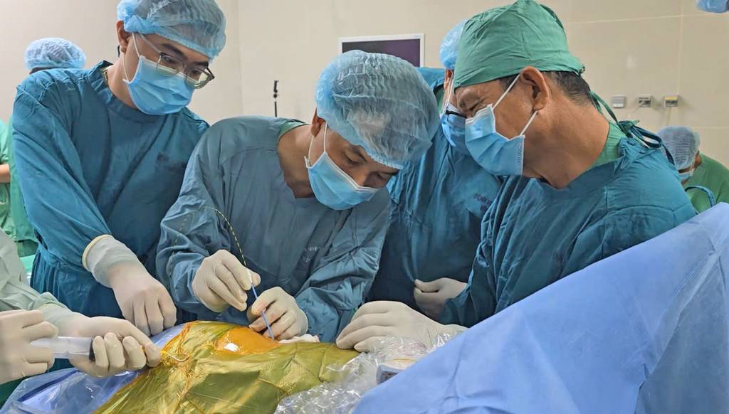 BVĐK Vĩnh Long triển khai thành công thêm 6 kỹ thuật chuyên sâu trên các lĩnh vực nội, ngoại, sản, hồi sức tích cực.
