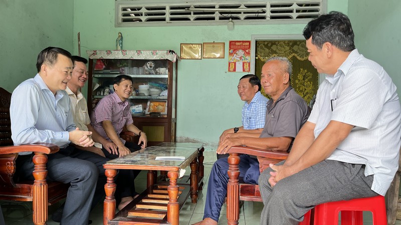  Ông Nguyễn Minh Dũng cùng cấp ủy, chính quyền địa phương đến thăm, tặng quà ông Huỳnh Văn Xế (ấp Vĩnh Thành) là thương binh 2/4.