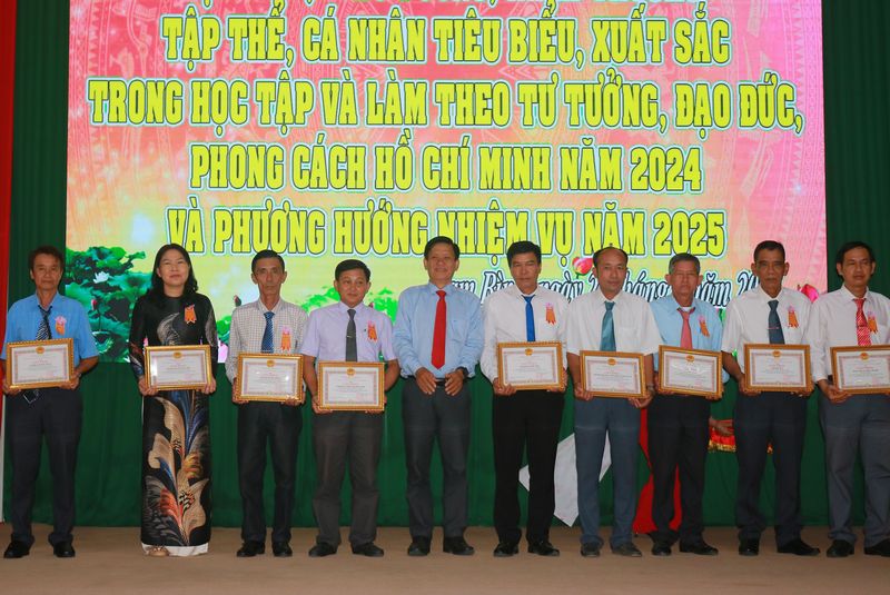 Phó Bí thư Thường trực Huyện ủy Tam Bình- Phan Văn Đàng tặng giấy khen cho các tập thể tiêu biểu trong học tập và làm theo Bác chuyên đề năm 2024. 