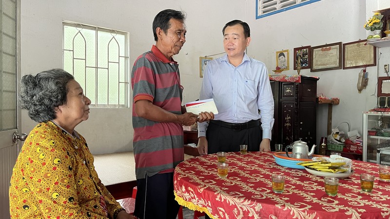 Đoàn đến thăm, tặng quà thương binh 4/4 Đặng Văn Út (ấp Vĩnh Hựu).