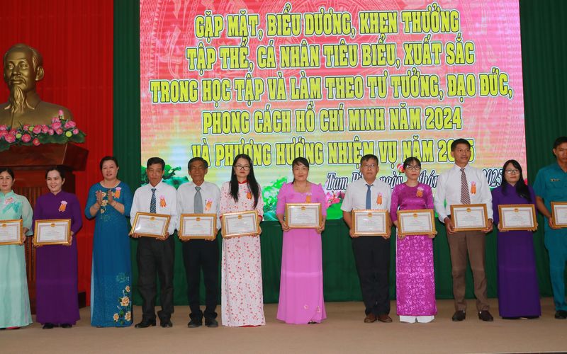 Khen thưởng cho các cá nhân tiêu biểu trong học và làm theo Bác. 
