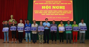 Bàn giao 104 căn nhà cho hộ nghèo, cận nghèo, gia đình chính sách huyện Long Hồ