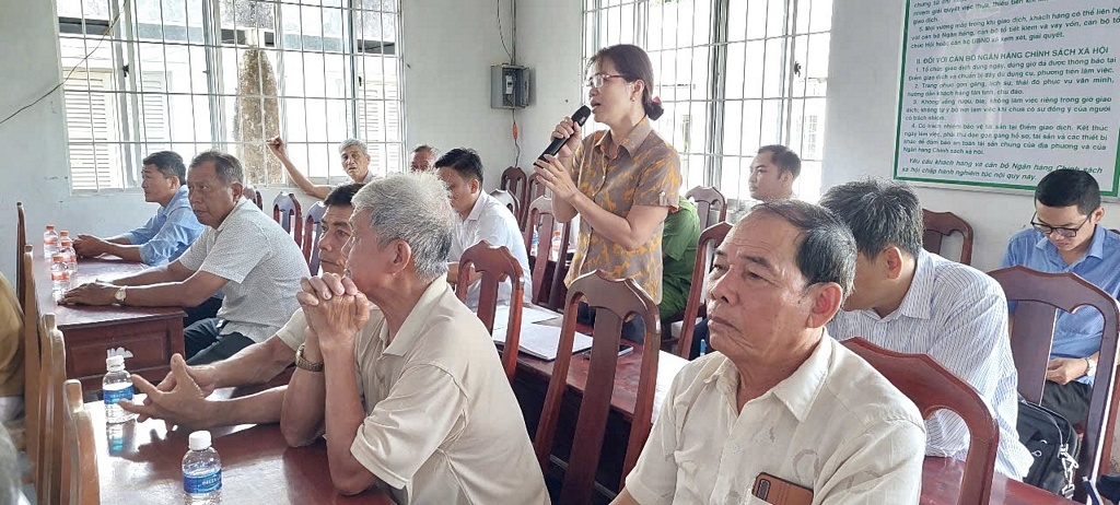 Cử tri Vũng Liêm nêu kiến nghị đến Đại biểu Quốc hội.