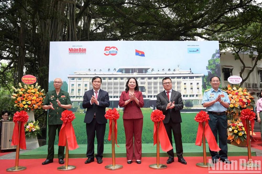 Các đại biểu cắt băng khai mạc triển lãm
