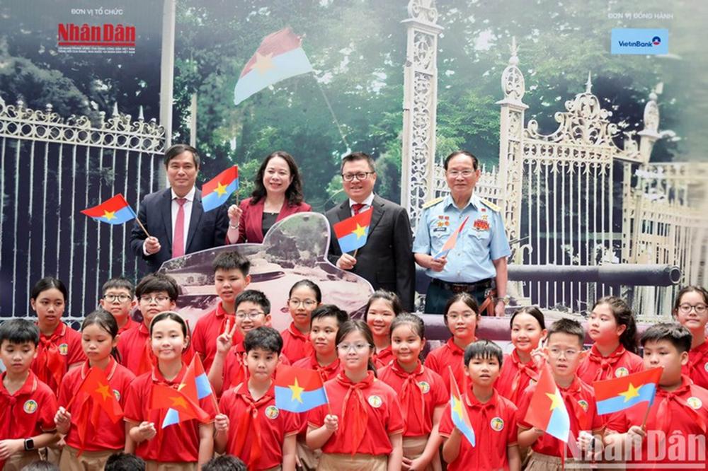 Triển lãm thu hút sự quan tâm của các vị lãnh đạo, các nhân chứng lịch sử và hàng trăm các em nhỏ
