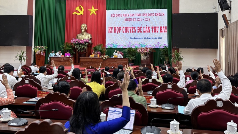 Kỳ họp thông qua 13 nghị quyết quan trọng. 