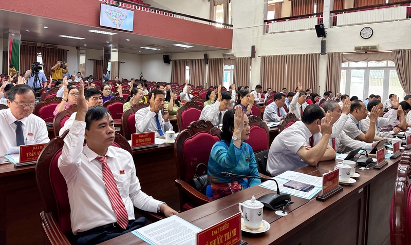 Đại biểu biểu quyết thống nhất thông qua chương trình kỳ họp. 