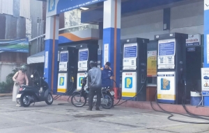 Giá xăng tăng, dầu giảm