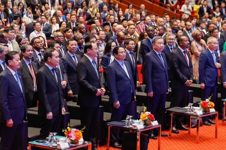 Tổng Bí thư Tô Lâm, Thủ tướng Phạm Minh Chính và các đại biểu tham dự lễ khai mạc Hội nghị - Ảnh: VGP/Nhật Bắc

