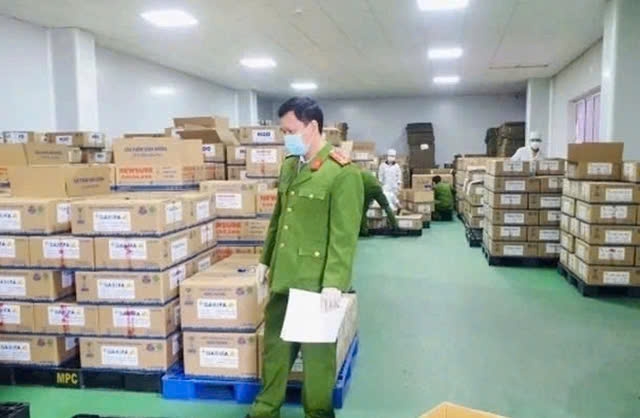 Cơ quan công an đang điều tra vụ sản xuất, kinh doanh sữa bột giả ẢNH: CAND

