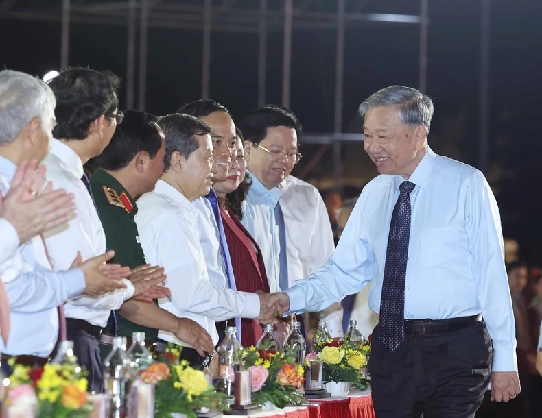 Tổng Bí thư Tô Lâm với các đại biểu. (Ảnh: THỐNG NHẤT/TTXVN)
