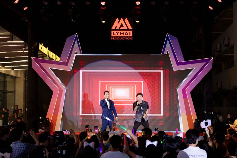 Đạo diễn Lý Hải và ca sĩ Phạm Trưởng song ca Liều thuốc cho trái tim (Ảnh: Đoàn phim cung cấp).