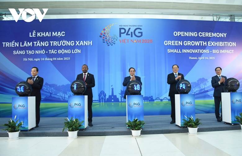 Thủ tướng Phạm Minh Chính và các đại biểu khai mạc Triển lãm Tăng trưởng xanh 

