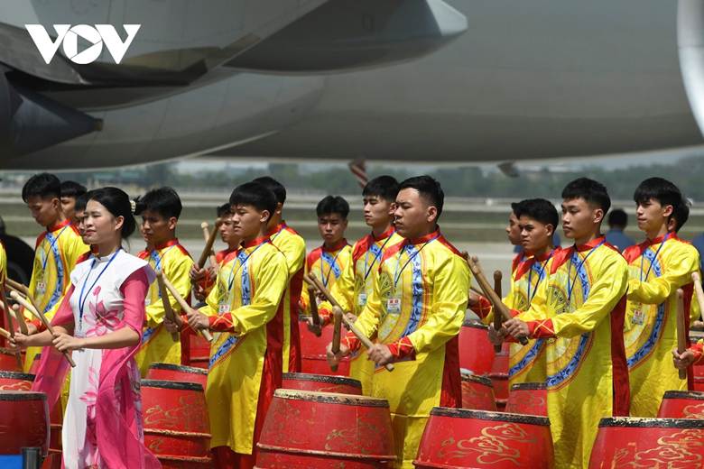  
 
 
Màn trống hội và các tiết mục biểu diễn tại sân bay quốc tế Nội Bài thể hiện tình đoàn kết, hữu nghị giữa nhân dân hai nước. 