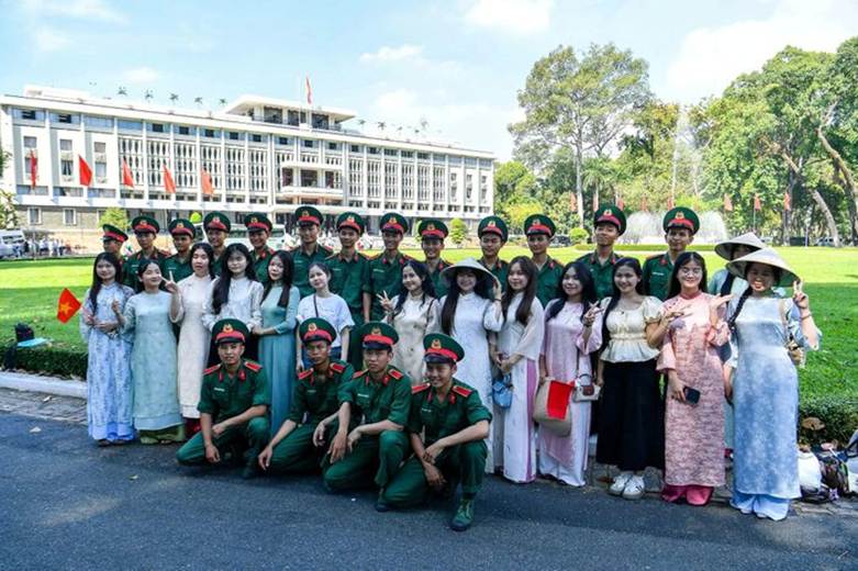 Ngày 30/4/1975, xe tăng mang số hiệu 390 của quân giải phóng đã húc đổ cổng Dinh Độc Lập tiến vào trong, hiện nay chiếc cổng này rất được du khách nước ngoài quan tâm và thích thú check-in mỗi khi đến tham quan Dinh Độc Lập (Thành phố Hồ Chí Minh).